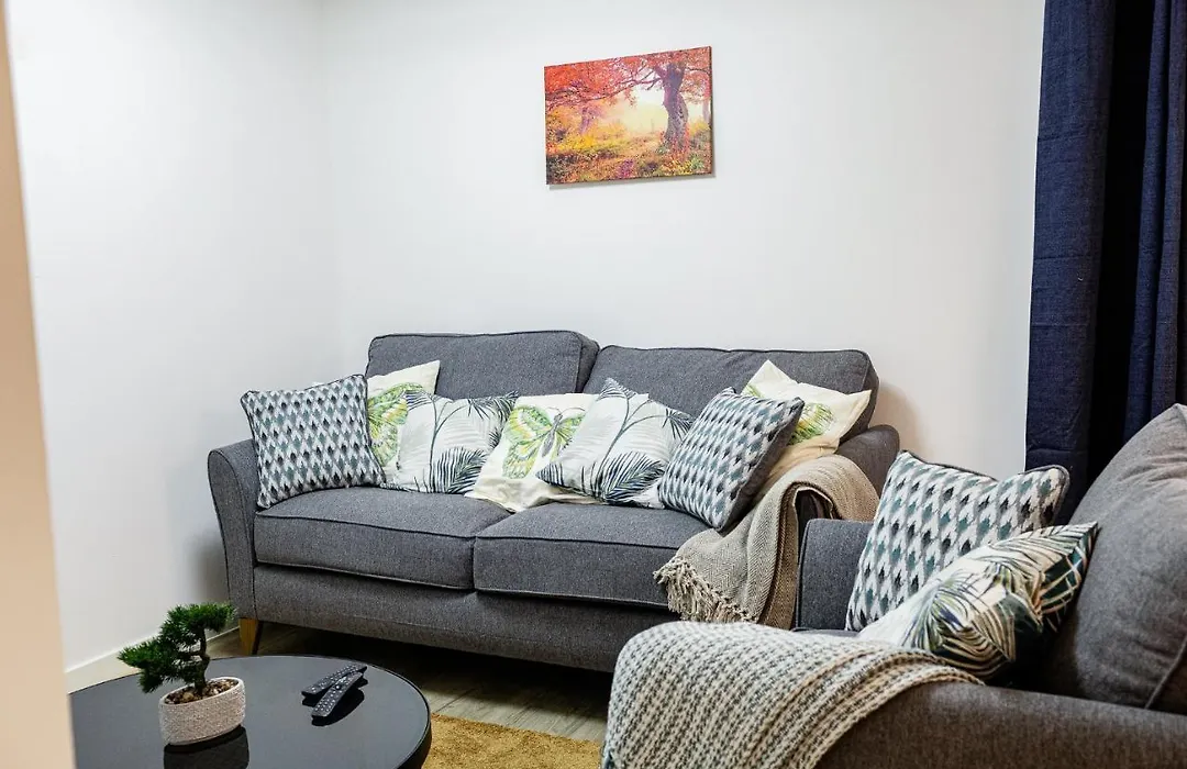 Beautifully Fab 3 Bedroom 4 Beds New Home 8 Guests Stretford Trafford-1