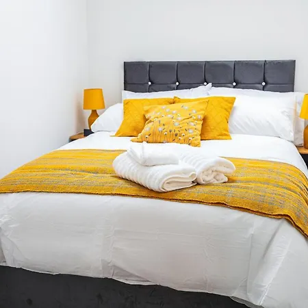 Beautifully Fab 3 Bedroom 4 Beds New Home 8 Guests Stretford Trafford-3
